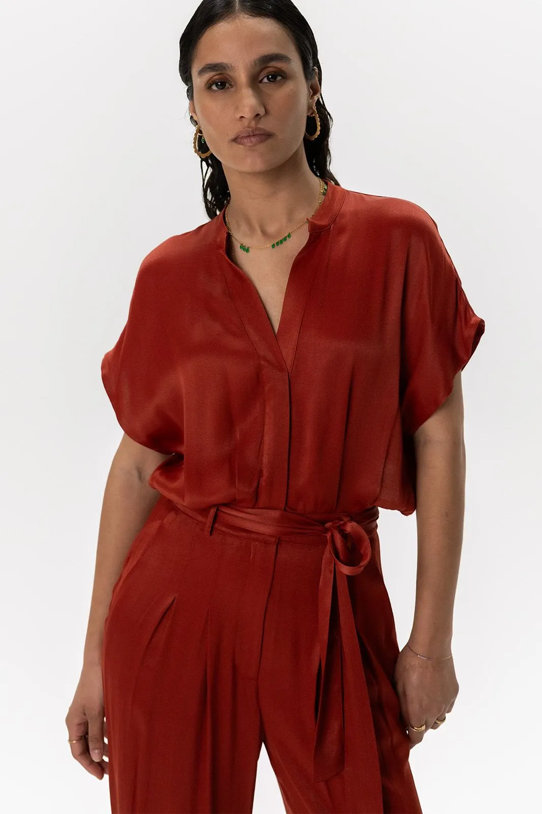 Combinaison en satin avec ouverture dos - rouge foncé
