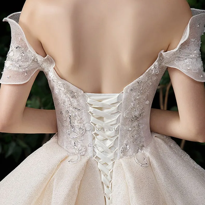 Luxe Manche Courte Blanche Robe De Mariée Boule Dos Nu Sequin À Volants