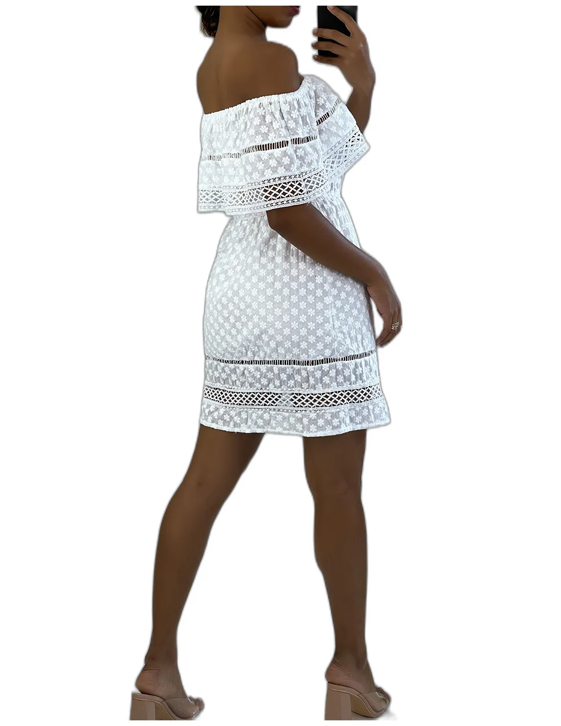 Petite robe blanche col bardot à volant avec détails broderie et ajourée