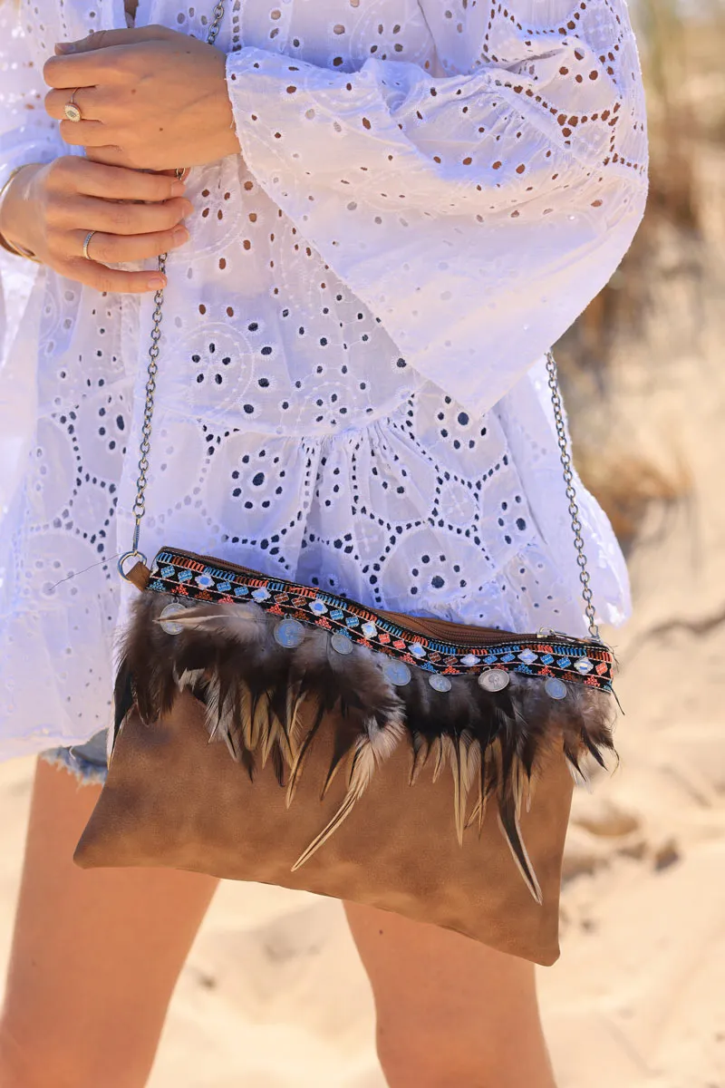 Pochette en simili broderie pièces et plumes style indien