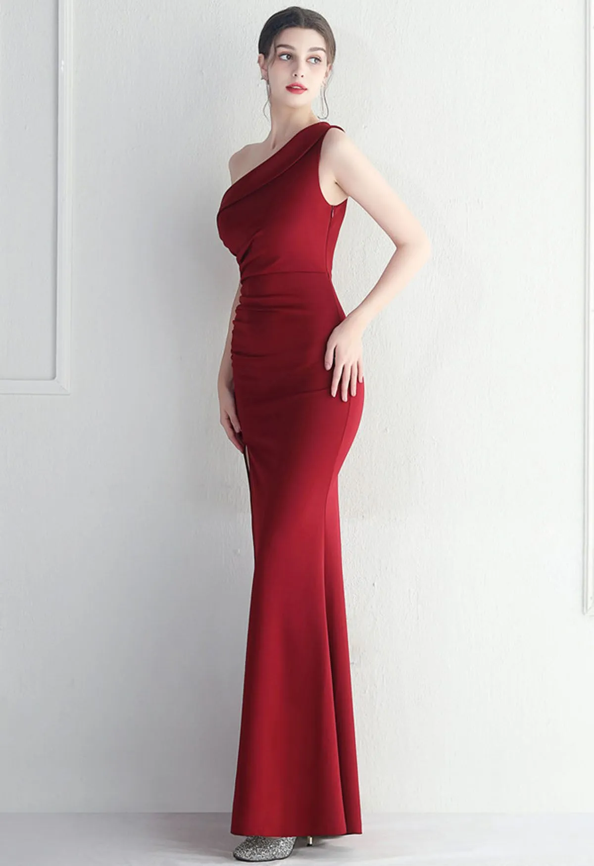 Robe fendue à une épaule froncée à la taille en bordeaux