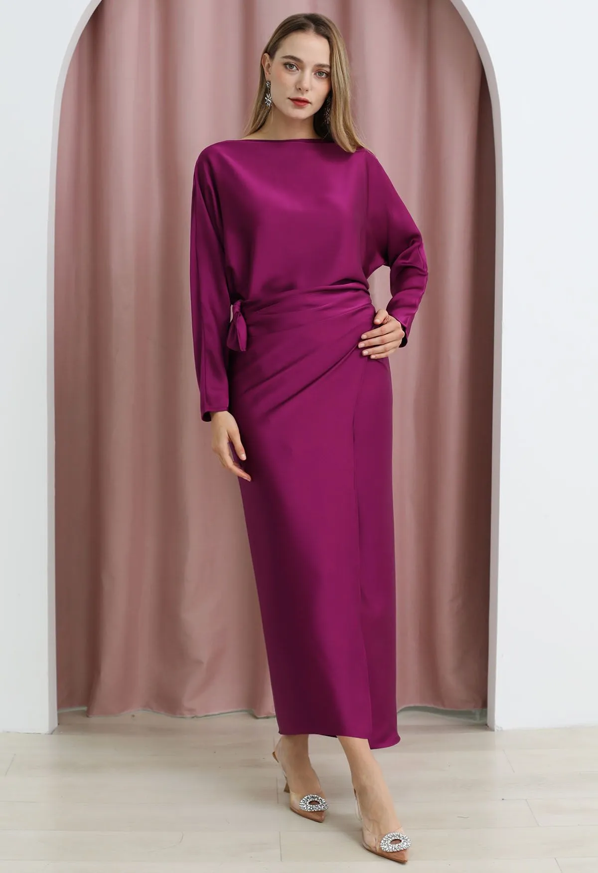 Robe longue en satin à col bateau et taille enveloppée en magenta