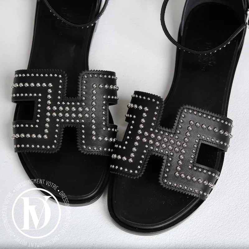 Sandales Santorini en cuir noir et clous p.36,5 – Hermès