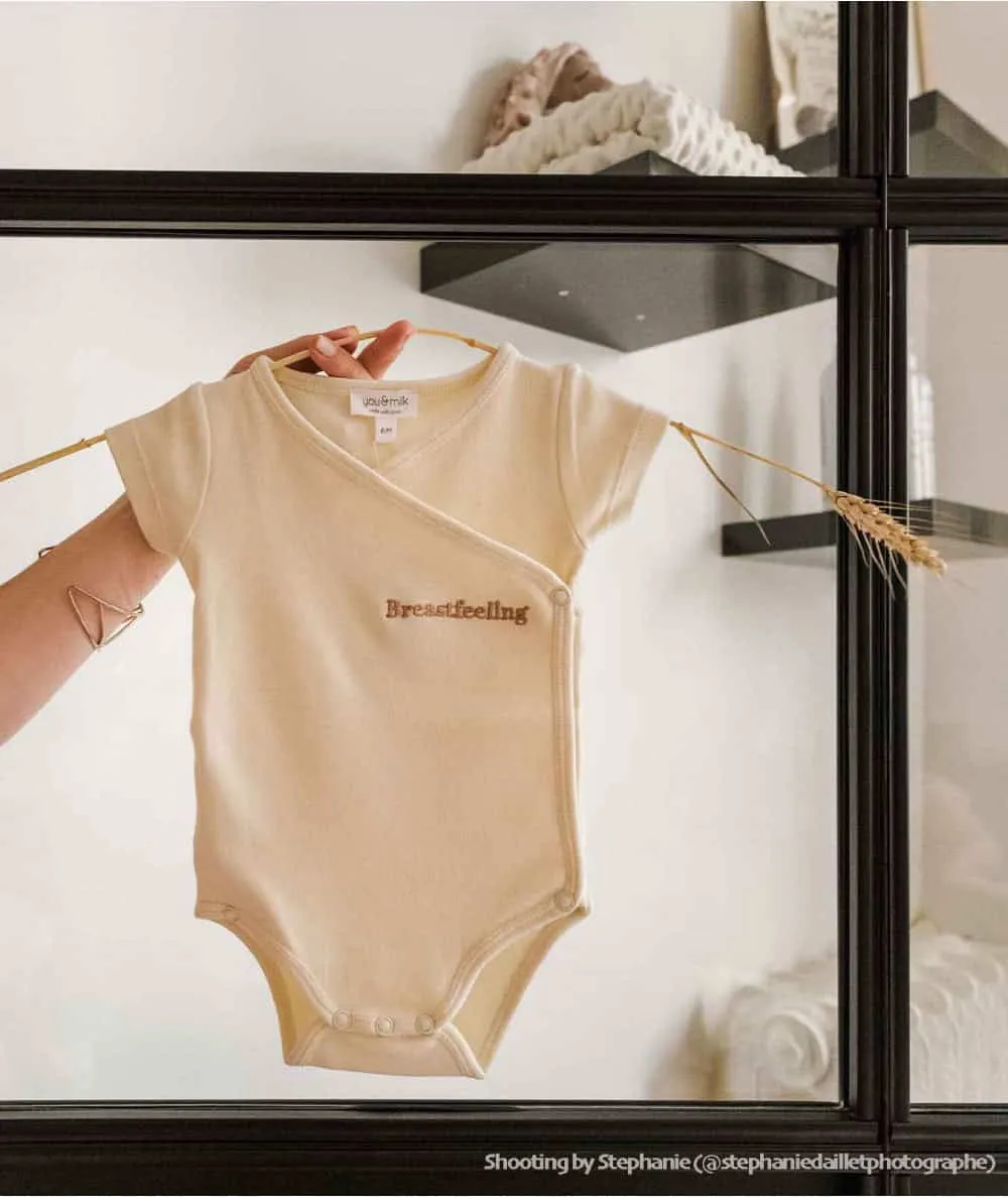 You & Milk : Body manches courtes 'Breastfeeling' coton bio couleur Latte - 100% Ecoresponsable - Mer(e)veilleuse